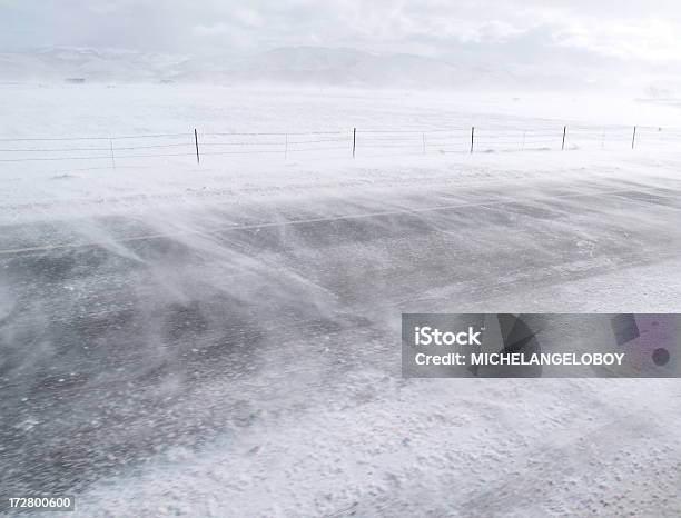 Śniegiemroad Whiteout - zdjęcia stockowe i więcej obrazów Bezpieczeństwo - Bezpieczeństwo, Burza śnieżna, Chłodny