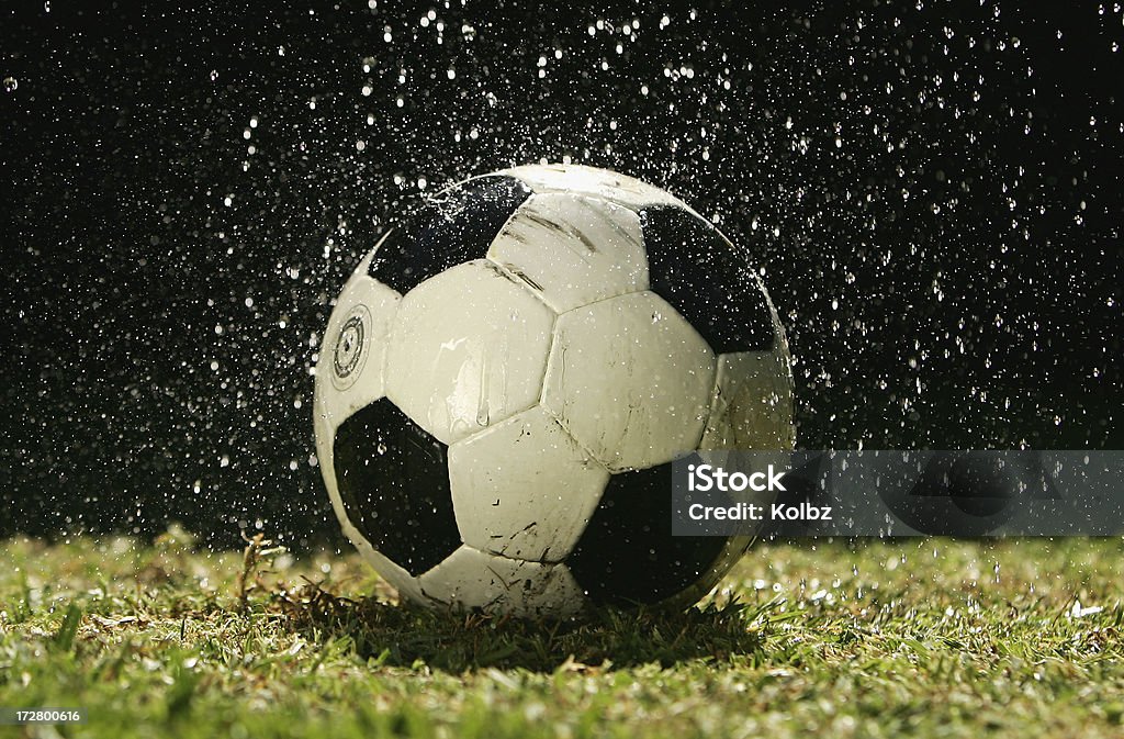 Fußball im Regen - Lizenzfrei Regen Stock-Foto