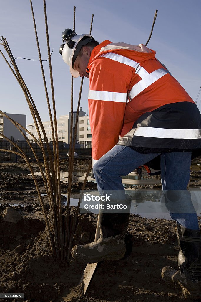 Jovem Trabalhador de Construção de um edifício pit, som - Foto de stock de Adulto royalty-free
