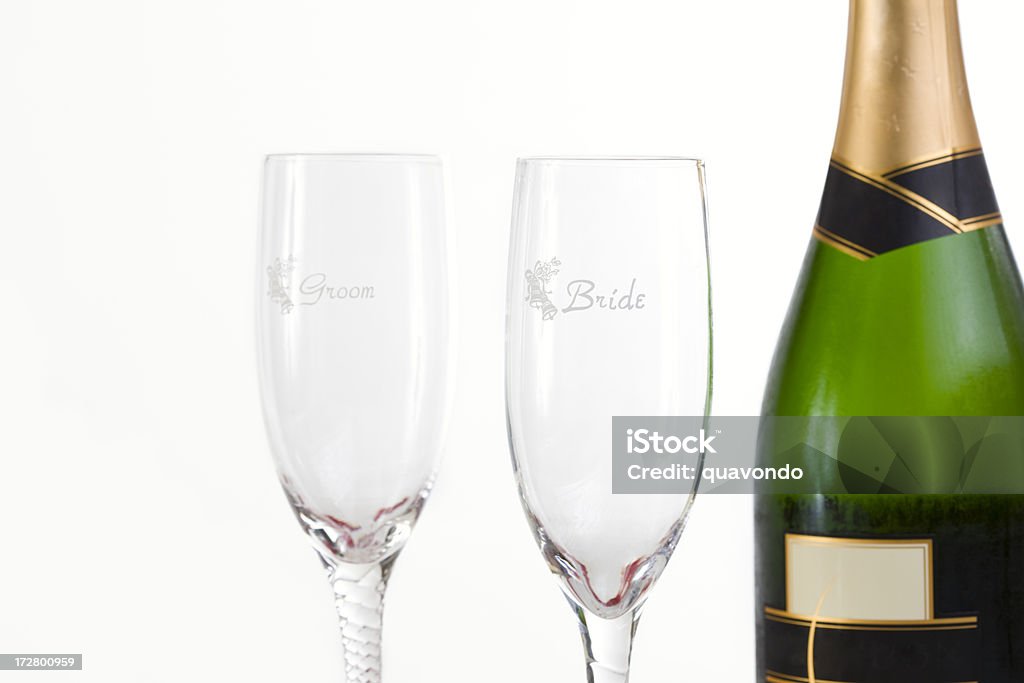 Bottiglia di Champagne con la sposa e lo sposo vani su bianco - Foto stock royalty-free di Incisione - Tecnica illustrativa