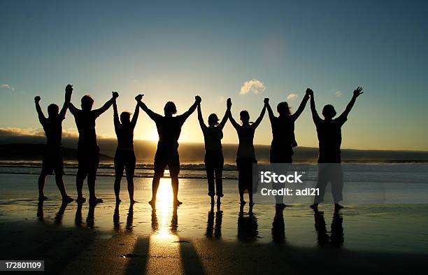 La Unidad Foto de stock y más banco de imágenes de Agarrados de la mano - Agarrados de la mano, Grupo de personas, Playa