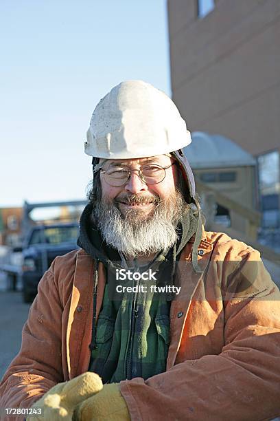 Operaio Edile In Inverno - Fotografie stock e altre immagini di Adulto - Adulto, Ambientazione esterna, Barba - Peluria del viso