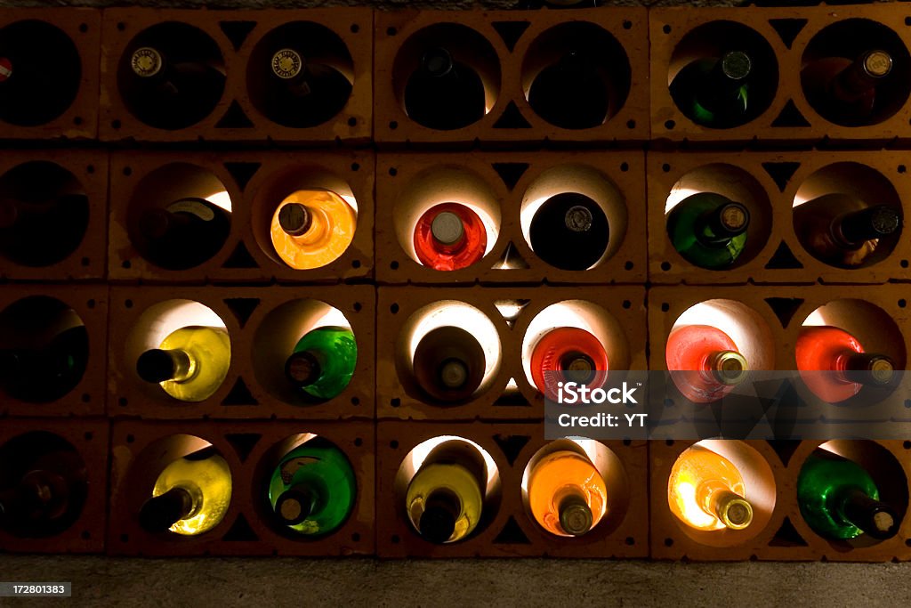 Bottiglie di vino - Foto stock royalty-free di Bianco