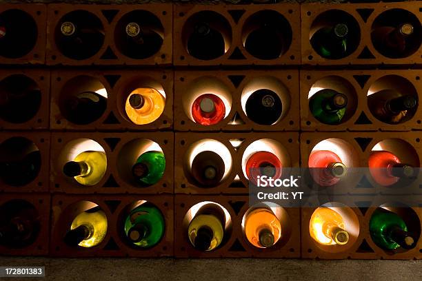 Bottiglie Di Vino - Fotografie stock e altre immagini di Bianco - Bianco, Bottiglia, Bottiglia di vino