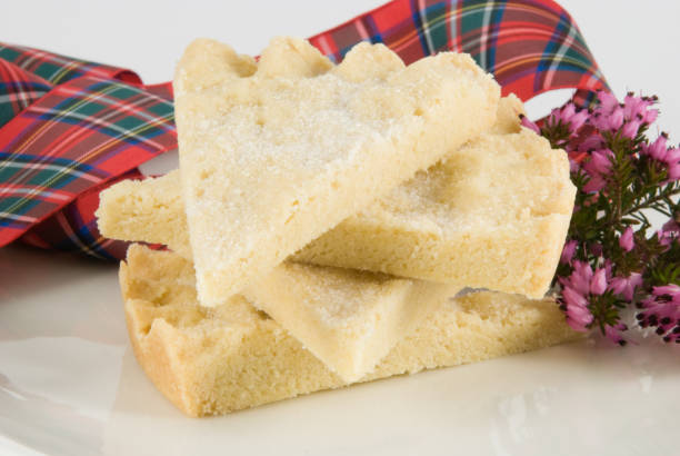 pilha de tartan amanteigados com fita vermelha e urze - shortbread scottish culture triangle homemade - fotografias e filmes do acervo