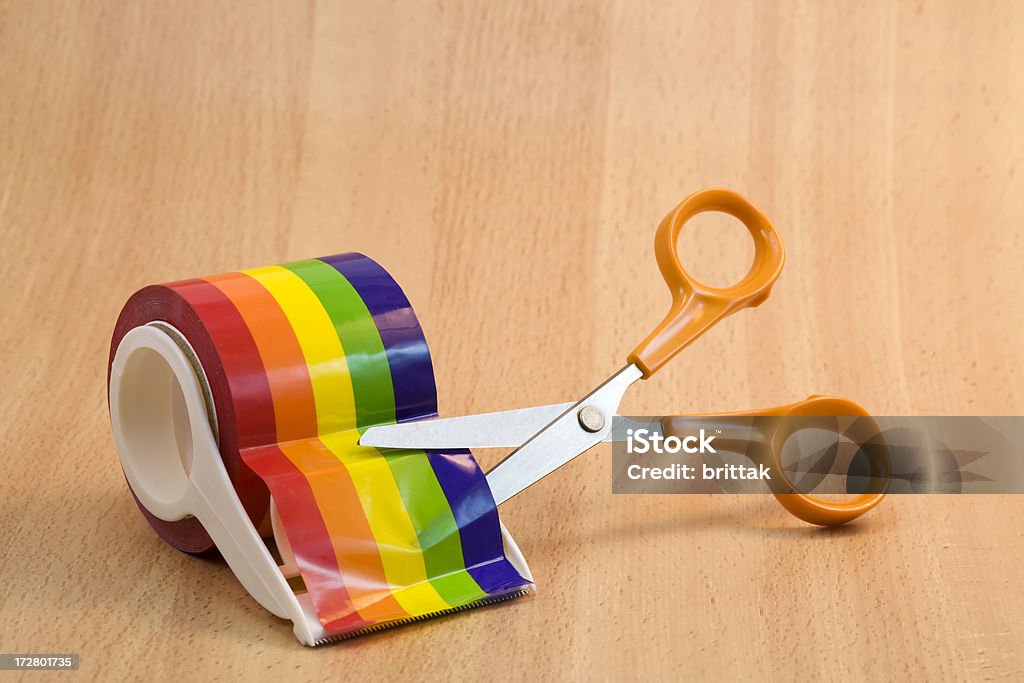 Ножницы и разноцветной лентой - Стоковые фото Без людей роялти-фри
