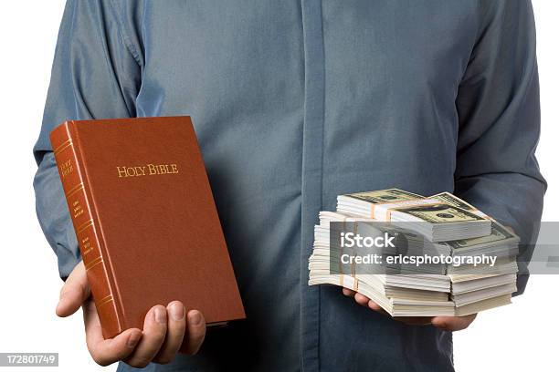 Photo libre de droit de Homme Tenant Une Bible Et De Largent banque d'images et plus d'images libres de droit de Bible - Bible, Finance, Monnaie