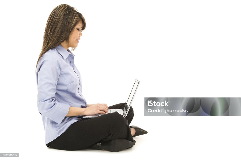 Profissional Jovem mulher sentada com computador portátil - Royalty-free Fundo Branco Foto de stock