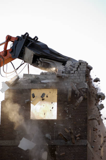 Demolition Demolition of an apartment house schutt stock pictures, royalty-free photos & images