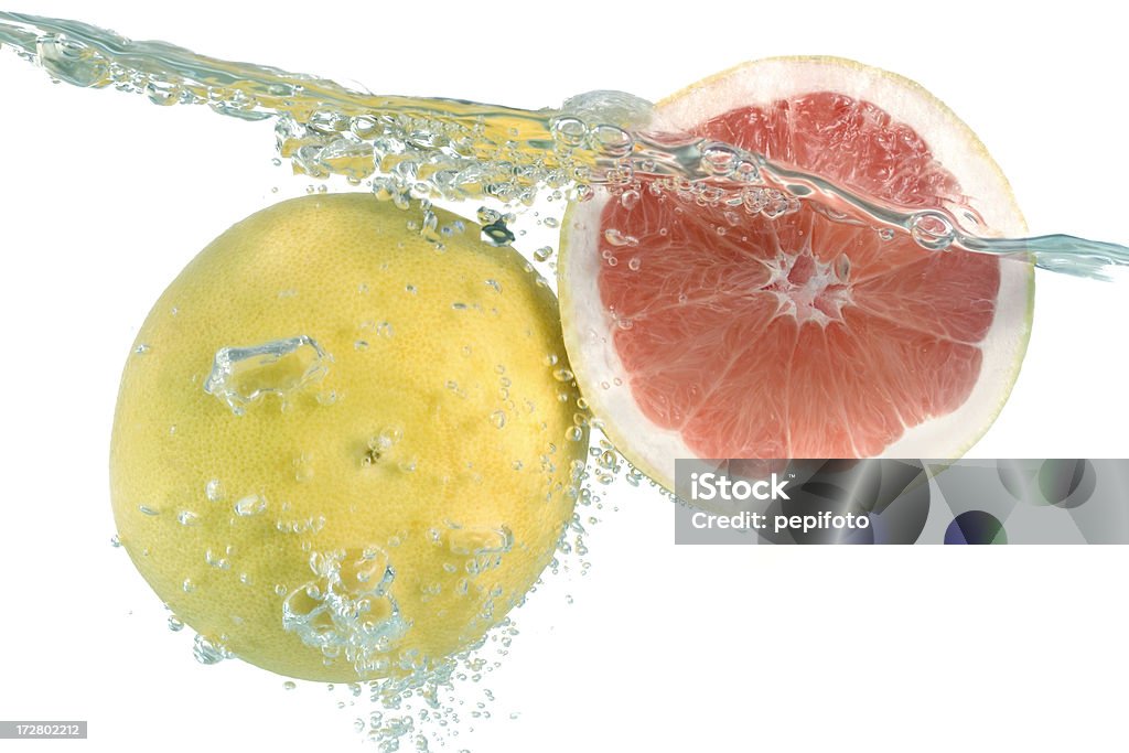 Свежие грейпфрут в воде - Стоковые фото Близко к роялти-фри
