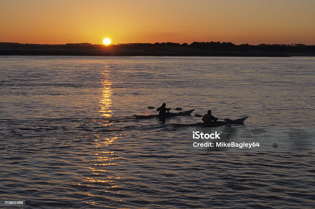 Kayakers al mar al atardecer - Foto de stock de Actividades recreativas libre de derechos