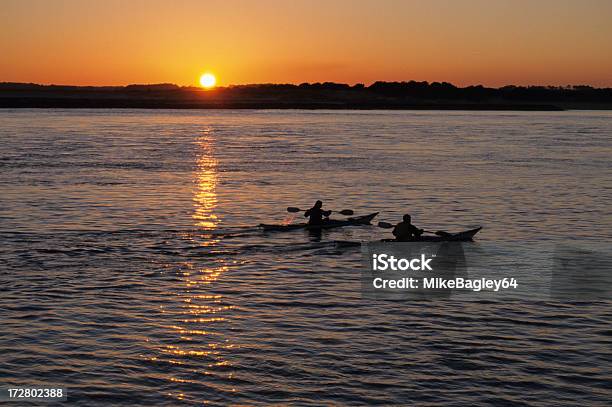 Morze Kajakarzy O Zachodzie Słońca - zdjęcia stockowe i więcej obrazów Fotografika - Fotografika, Horyzontalny, Kajak