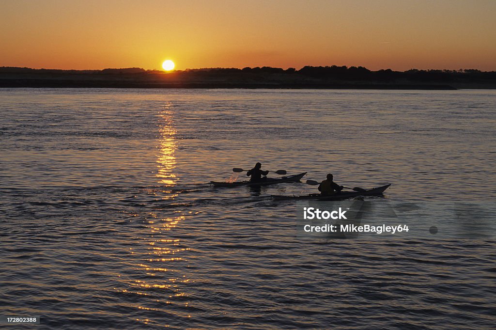 Canoístas mar ao pôr do sol - Foto de stock de Atividade Recreativa royalty-free