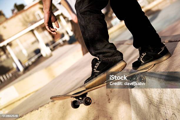 Skateboardfahren Stockfoto und mehr Bilder von Aktiver Lebensstil - Aktiver Lebensstil, Bewegung, Extremsport