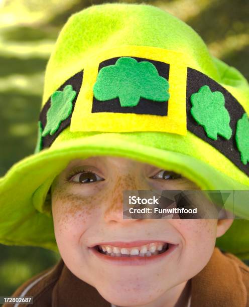 Menino Irlandês Dia De São Patrick Criança Vestindo Chapéu De Duende Trevo - Fotografias de stock e mais imagens de Dia de São Patrick