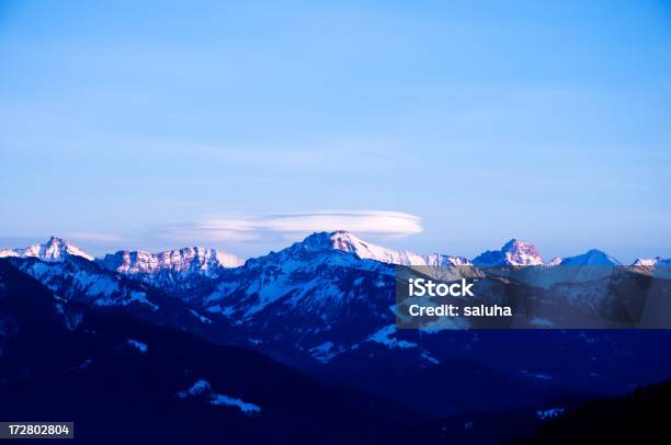 Montañas De Invierno Foto de stock y más banco de imágenes de Aire libre - Aire libre, Ajardinado, Alpes Europeos