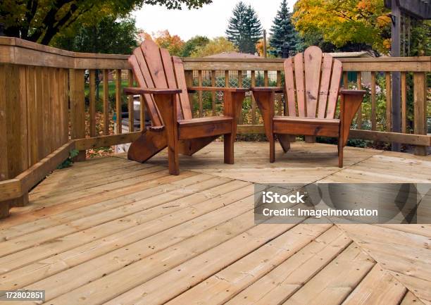 Foto de Quintal Adirondak Cadeiras De Deck De Madeira e mais fotos de stock de Deque - Deque, Cadeira Adirondack, Madeira