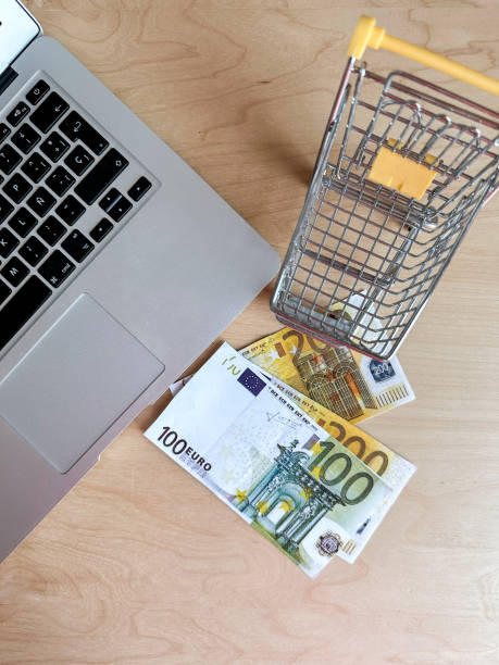 fondo con carrito de compras, billetes de euro y computadora - euro symbol currency internet computer keyboard fotografías e imágenes de stock