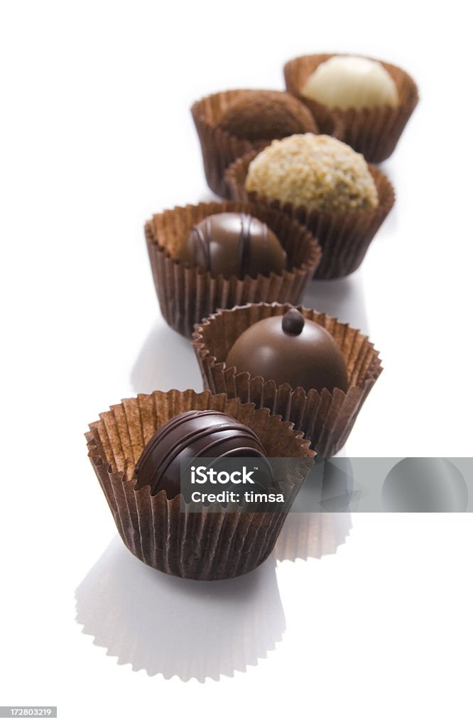 Linha de trufas de chocolate - Foto de stock de Chocolate royalty-free