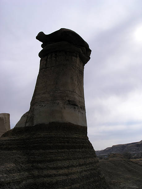 zabarwiona hoodoo - steeple outdoors vertical alberta zdjęcia i obrazy z banku zdjęć