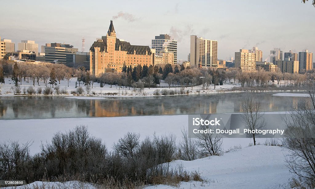 Saskatoon O amanhecer acima do centro da cidade no inverno - Foto de stock de Apartamento royalty-free