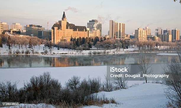 Foto de Saskatoon O Amanhecer Acima Do Centro Da Cidade No Inverno e mais fotos de stock de Apartamento