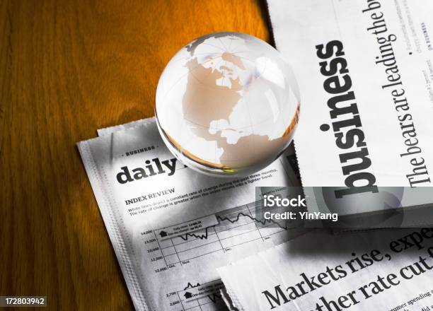 Globalne Finanse Przedstawiony Przez Glob I Gazeta Inwestycji Biznesowych Przewidywanie - zdjęcia stockowe i więcej obrazów Przycisk do papieru