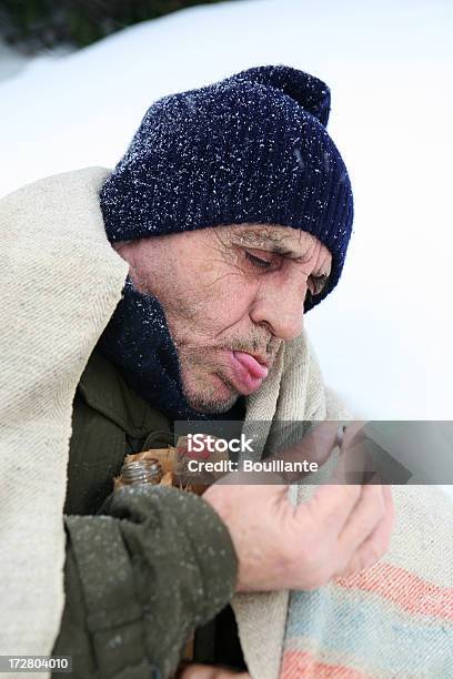 Krank Obdachlos Mann Stockfoto und mehr Bilder von Winter - Winter, Kälte, Obdachlosigkeit