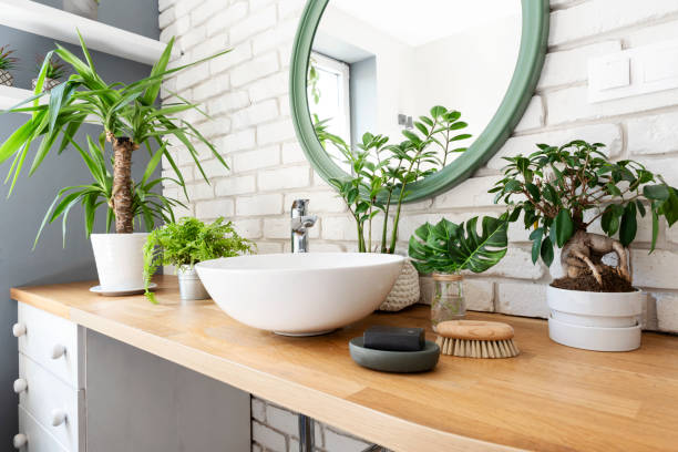 interior moderno de baño en cultura escandinava en casa apartamento en apartamento tipo loft. - diseño de baños con plantas fotografías e imágenes de stock