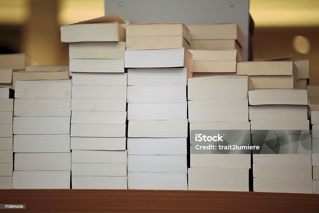 Stapel von Büchern in der Buchhandlung - Lizenzfrei Buchrücken Stock-Foto