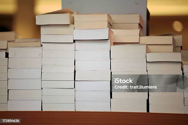 Mucchi Di Libri Nella Libreria - Fotografie stock e altre immagini di Costola del libro - Costola del libro, Abbondanza, Ambientazione interna