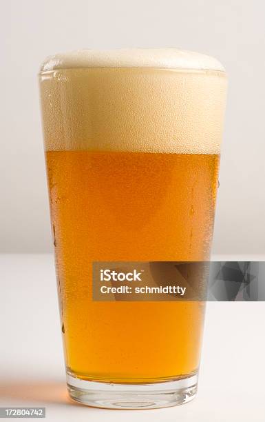 Szklanka Piwapiwo Pale Ale - zdjęcia stockowe i więcej obrazów Neutralne tło - Neutralne tło, Kufel o pojemności jednej pinty, Butelka piwa