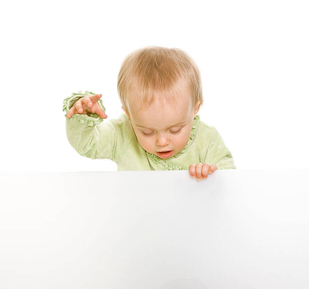 赤ちゃんのサインボードを掲げ、白で分離 - baby holding babies only sign ストックフォトと画像