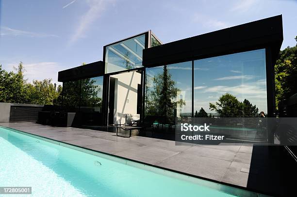 Foto de Piscina E Moderna Casa De Granito e mais fotos de stock de Moderno - Moderno, Casa, Casa Isolada