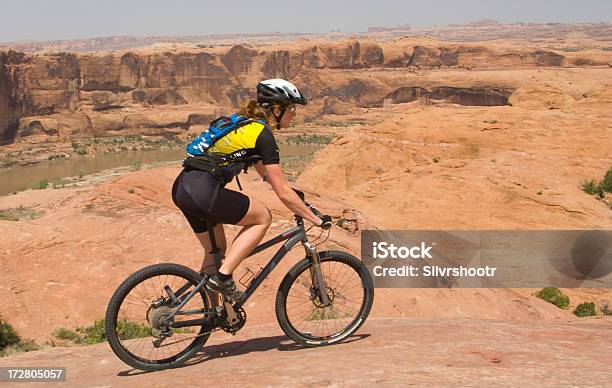 여성 자신의 키런 왜고너의 산악 자전거를 타고 있습니다 20-29세에 대한 스톡 사진 및 기타 이미지 - 20-29세, 개인 경기, 건강한 생활방식