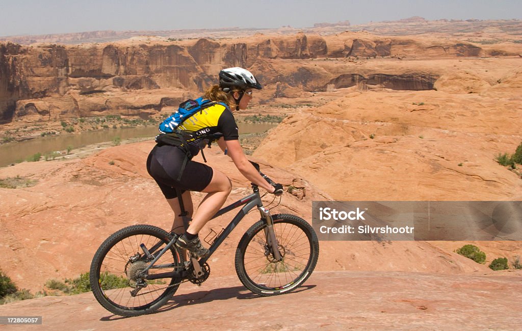Женщина в ее 20's на горном велосипеде. - Стоковые фото 20-29 лет роялти-фри
