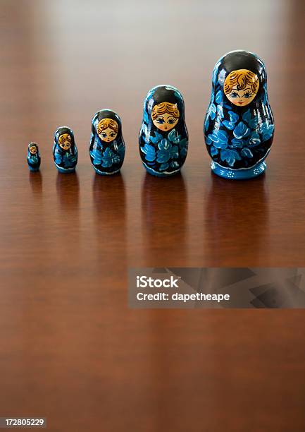 Bambola Matryoshka - Fotografie stock e altre immagini di Matrioska - Matrioska, Evoluzione, Piccolo