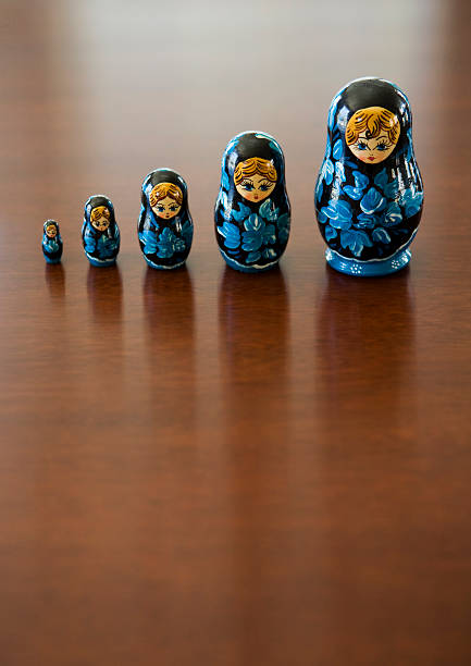 matryoshka boneca - russian nesting doll growth evolution repetition imagens e fotografias de stock