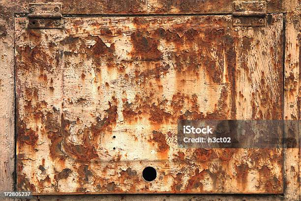 Foto de Rusty Porta De Metal e mais fotos de stock de Antigo - Antigo, Cobrindo, Danificado