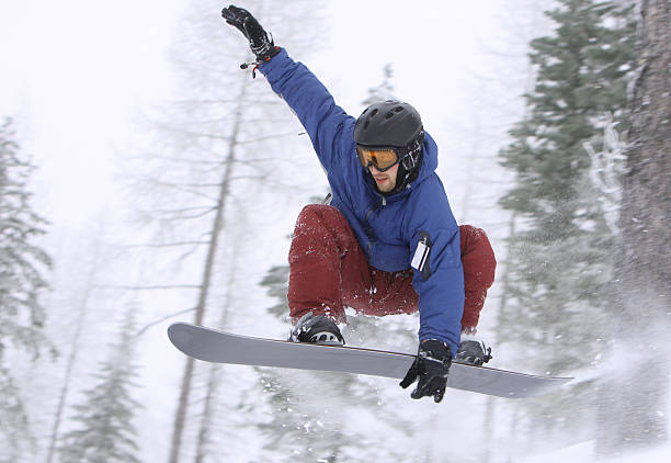 snowboarder afferrare aria - idaho snowboarding sandpoint winter foto e immagini stock