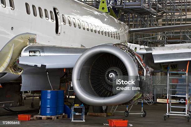 Passagierjet Inspektion In Hangar Stockfoto und mehr Bilder von Luftfahrzeug - Luftfahrzeug, Reparieren, Fließbandfertigung