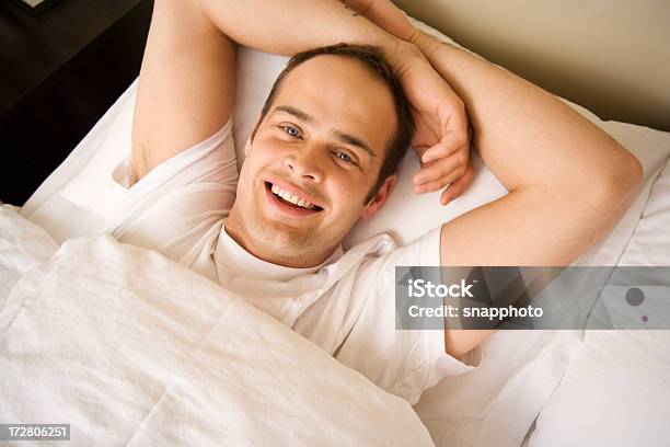 男性ベッド - くつろぐのストックフォトや画像を多数ご用意 - くつろぐ, まったり, やわらか