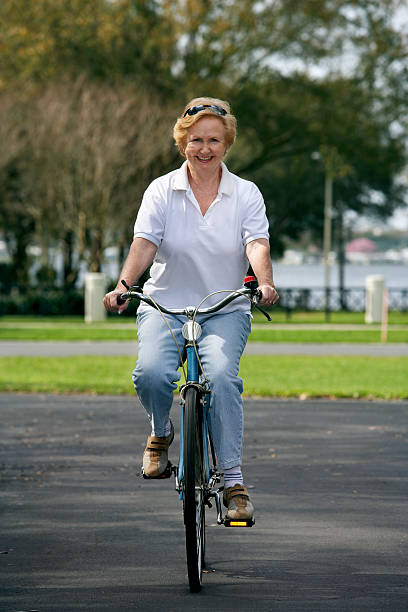 ativo senior passeios de bicicleta - 65 70 age - fotografias e filmes do acervo