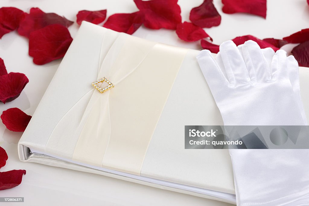 Casamento em branco hóspede reservar, luvas brancas e delicadas pétalas de rosas vermelhas - Foto de stock de Artigo de decoração royalty-free