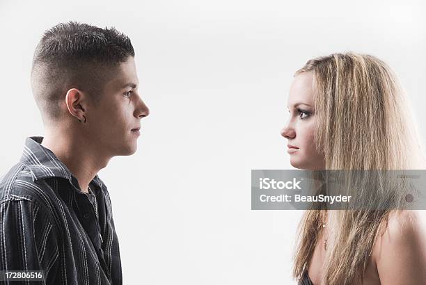 Foto de Dois Adolescentes Olharem Para Uns Aos Outros e mais fotos de stock de 16-17 Anos - 16-17 Anos, 20 Anos, Adolescente