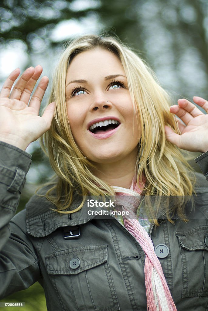 Mulher feliz ao ar livre - Foto de stock de 20 Anos royalty-free