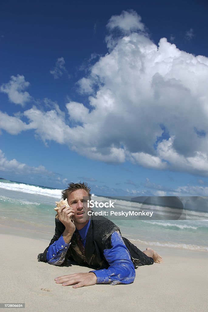 Homme d'affaires frustré Shellphone discussions sur la plage - Photo de Déchiré libre de droits