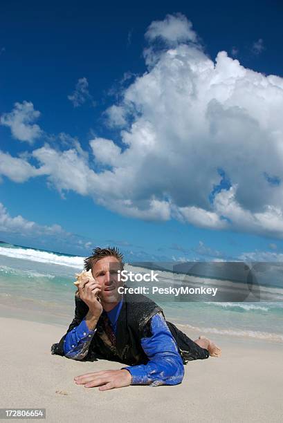 Sfrustrowany Biznesmen Rozmowy Na Shellphone Beach - zdjęcia stockowe i więcej obrazów Biznesmen - Biznesmen, Plaża, Podarty