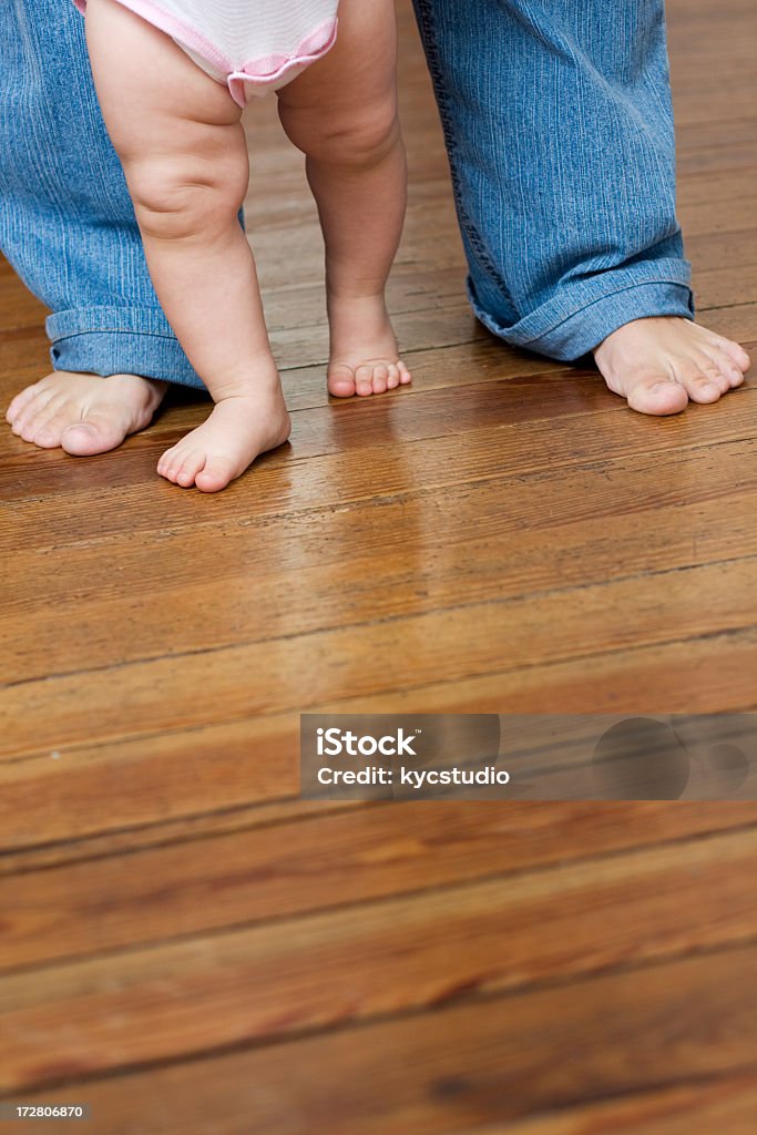 Aprender a pie - Foto de stock de Suelo de madera libre de derechos