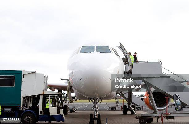 Avión Disembarkation Foto de stock y más banco de imágenes de Aeropuerto - Aeropuerto, Belfast, Apearse